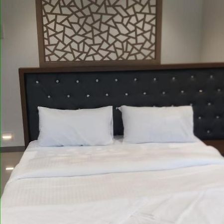 Dukes Plaza Hotel Kalján Kültér fotó