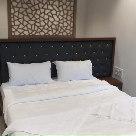 Dukes Plaza Hotel Kalján Kültér fotó